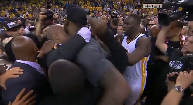 追梦格林批马刺不握手:冠军该直视对手眼睛致意 忆2016总决赛拥抱詹姆斯 追梦格林批马刺不握手:冠军该直视对手眼睛致意 忆2016总决赛拥抱詹姆斯