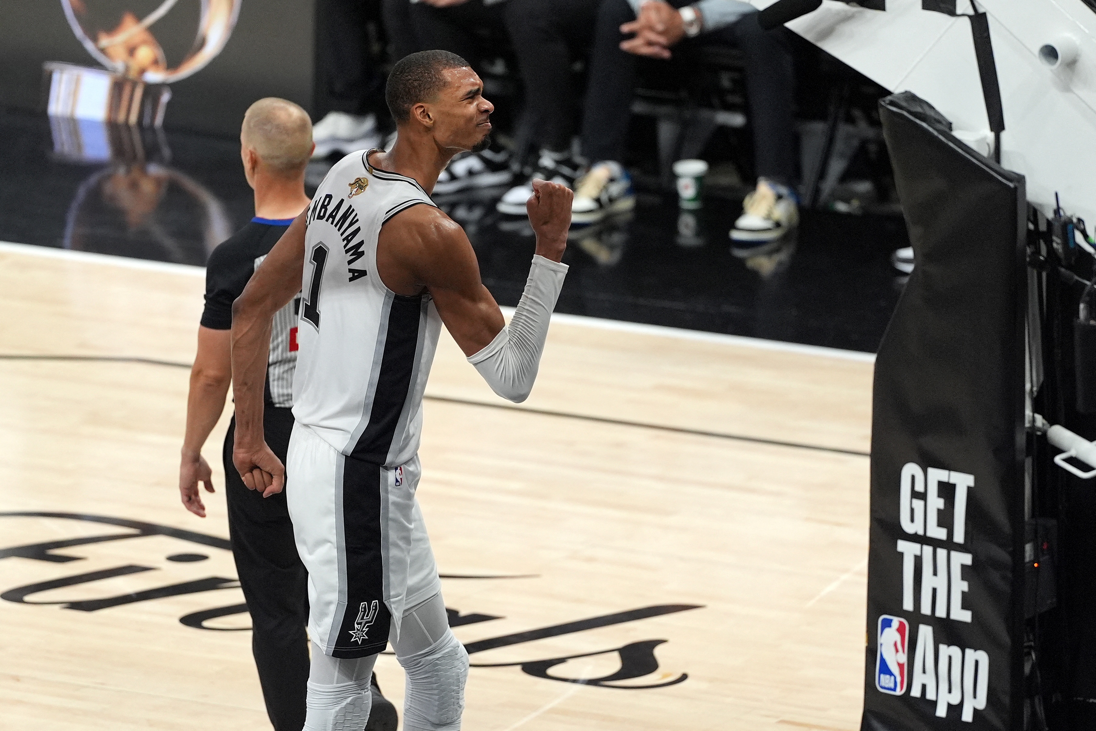 巴恩斯曝文班亚马不握手内幕:他根本不在乎NBA的规矩 巴恩斯曝文班亚马不握手内幕:他根本不在乎NBA的规矩