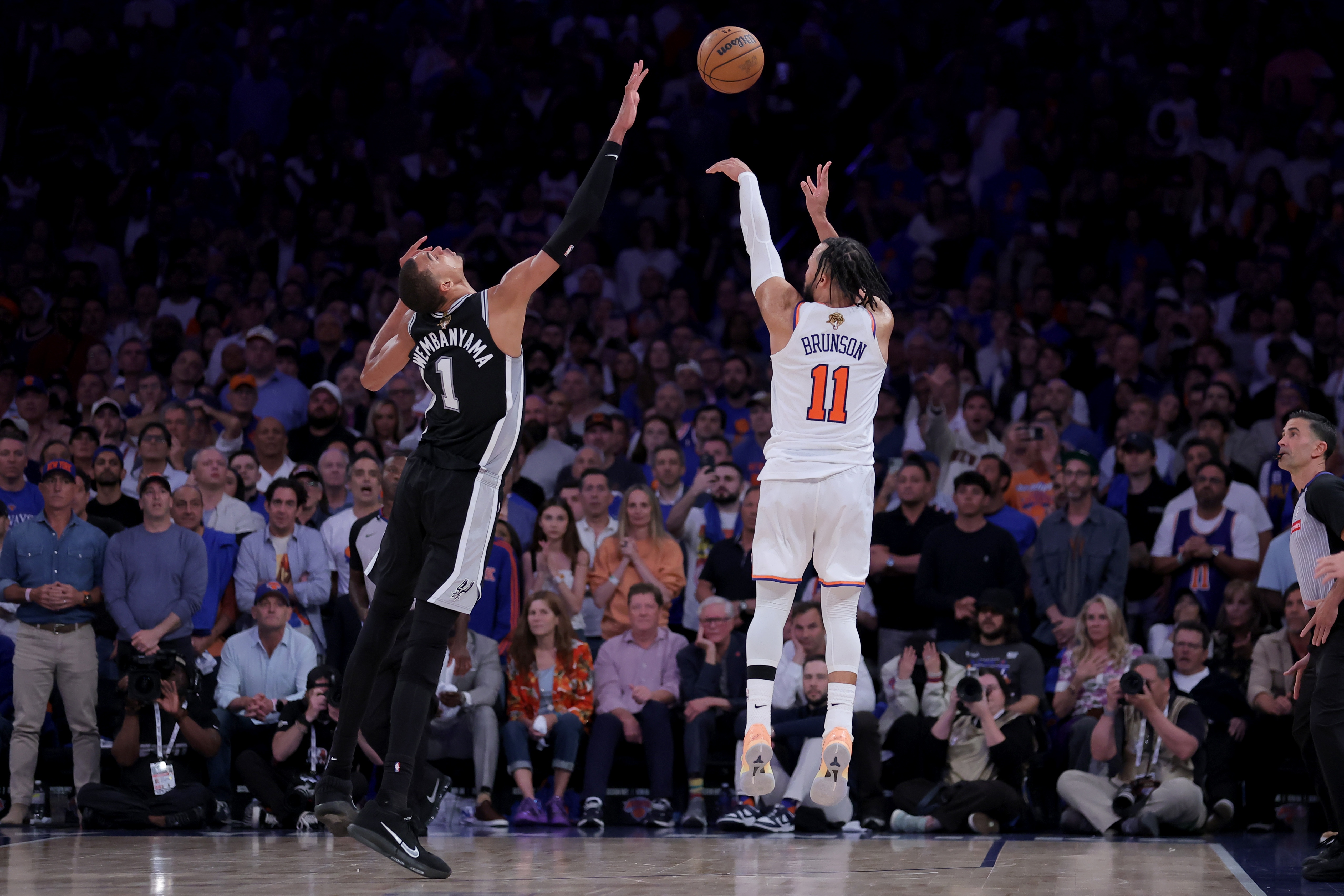布伦森45分终结战夺FMVP A·史密斯:他拯救了NBA免于被文班亚马统治 布伦森45分终结战夺FMVP A·史密斯:他拯救了NBA免于被文班亚马统治