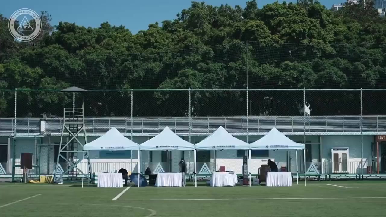申花夏日开放日:高温挡不住球迷到场,签名合影活动持续两小时 申花夏日开放日:高温挡不住球迷到场,签名合影活动持续两小时