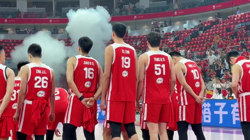 杨瀚森回归首秀7分8篮板 父母现场观战中国男篮险胜荷兰 杨瀚森回归首秀7分8篮板 父母现场观战中国男篮险胜荷兰
