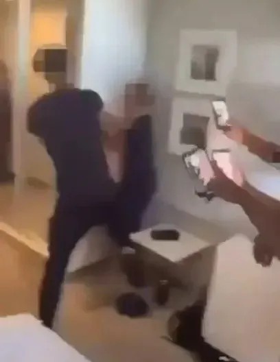 英格兰U16队内斗殴视频曝光:锁喉殴打队友,旁观者拍视频叫好 英格兰U16队内斗殴视频曝光:锁喉殴打队友,旁观者拍视频叫好