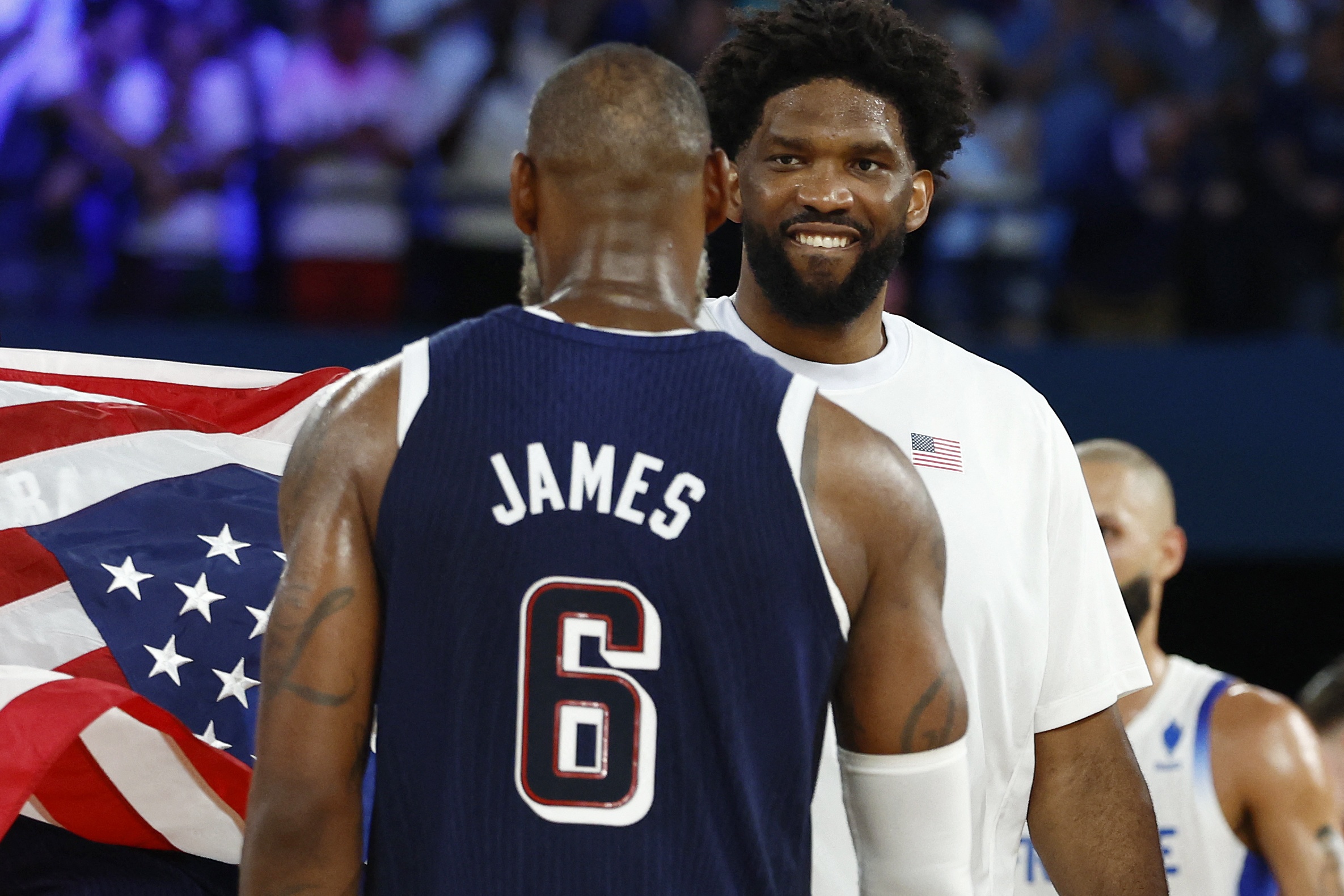 勒布朗深夜决断，国家队纽带促成转投76人