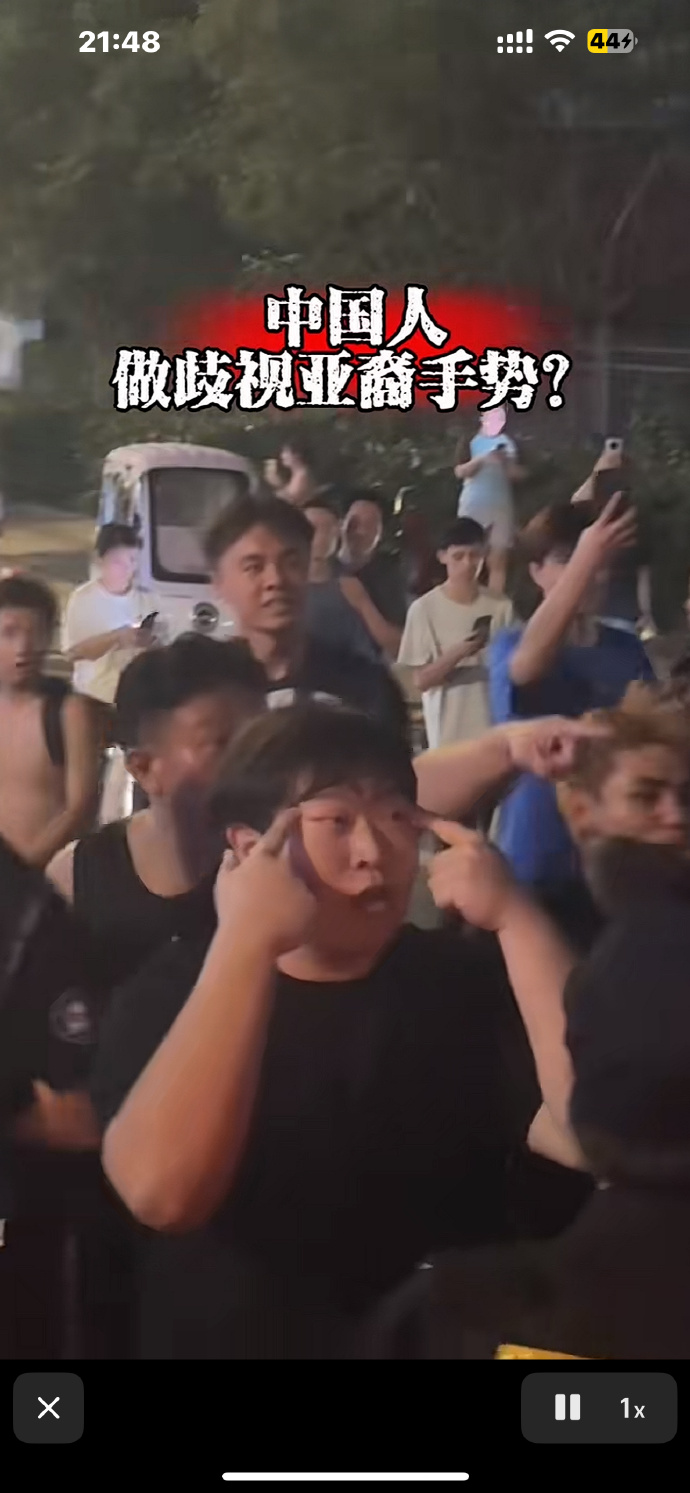 何意味？部分三镇球迷冲击天津球迷大巴，有球迷做拉眼角歧视动作