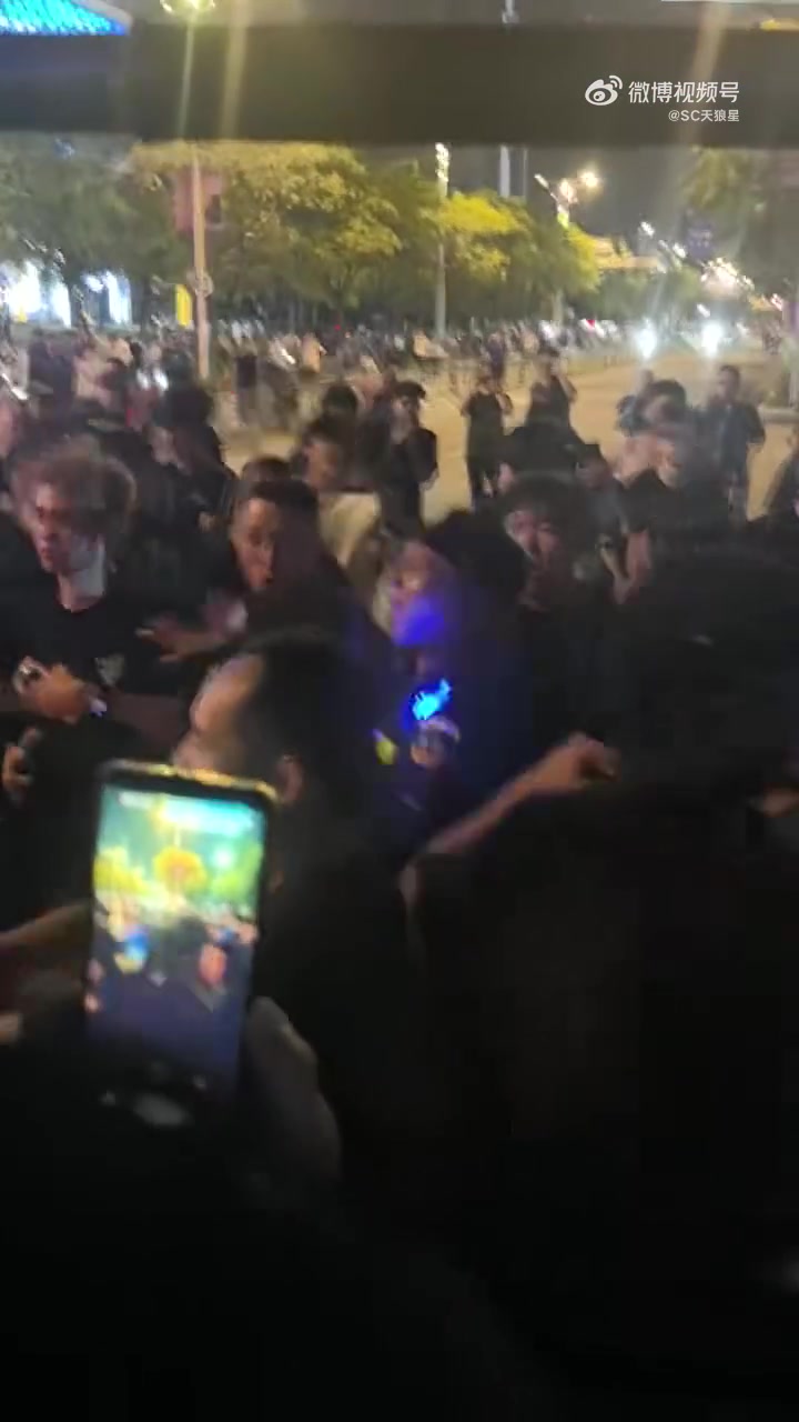 何意味？部分三镇球迷冲击天津球迷大巴，有球迷做拉眼角歧视动作