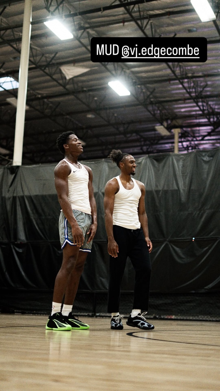 切磋球技！马克西晒与埃奇库姆 菲隆训练照：我的年轻人！