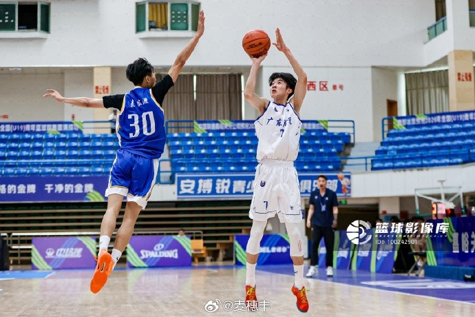 媒体人:广东男篮新秀夏振峰将前往广州龙狮男篮获针对性培养 媒体人:广东男篮新秀夏振峰将前往广州龙狮男篮获针对性培养