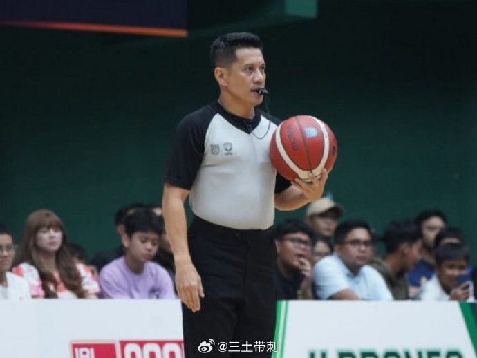 媒体人:中国对战黎巴嫩的三名裁判分别来自澳大利亚/泰国/印尼 媒体人:中国对战黎巴嫩的三名裁判分别来自澳大利亚/泰国/印尼