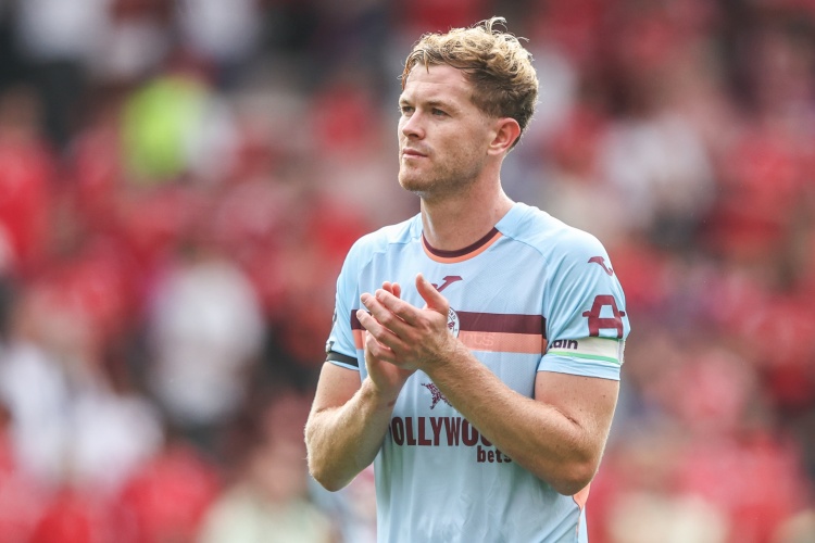 曼联名宿：小蜜蜂的科林斯很出色，这么好的后卫怎么没人买？