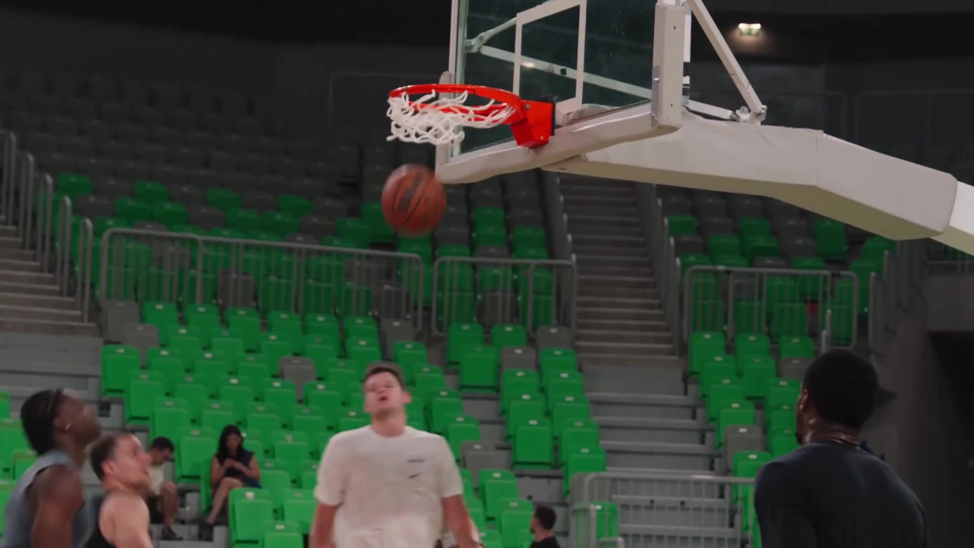 喂饼不停！东契奇首次与凯斯勒合练 多次助攻完成精彩空接